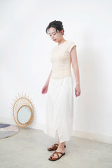 White minimal vest in round hem