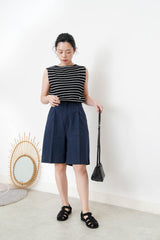 Black stripes minimal cutting knit vest