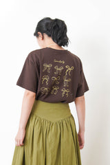 Brown ribbon print tee