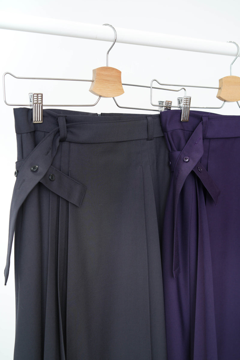 Dark puruple detail pleats skirt with waist strap