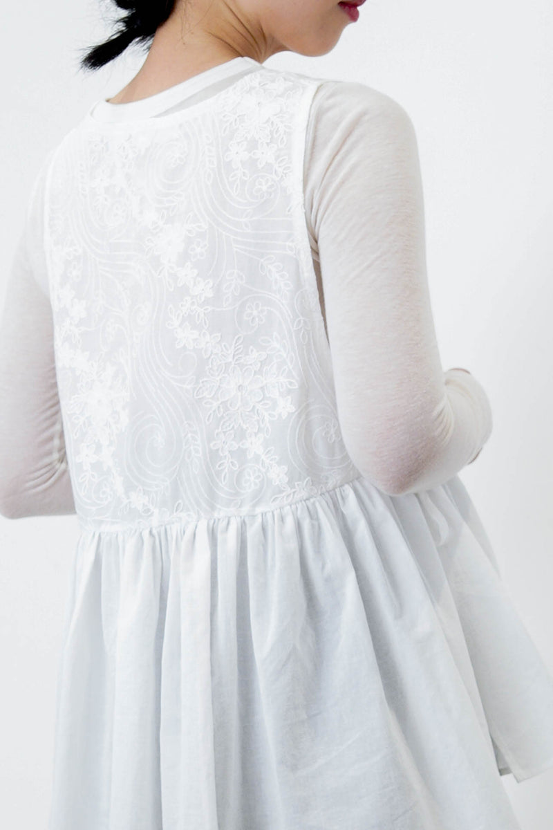 White detail embroidery vest w/ side ribbons