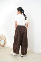 Brown curve shape trousers w/ outline stitches
