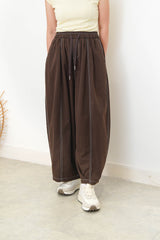 Brown curve shape trousers w/ outline stitches