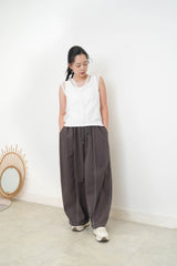 Charcoal curve shape trousers w/ outline stitches