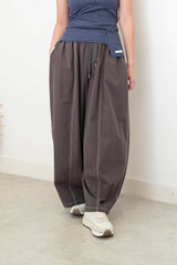 Charcoal curve shape trousers w/ outline stitches