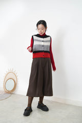 Red button vest w/ contrast hem