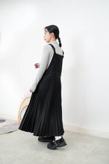 Black worker pleats skirt w/ red outline stitches