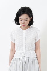 White detail embroidery blouse in round hem