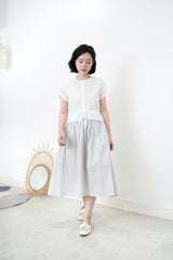 White detail embroidery blouse in round hem