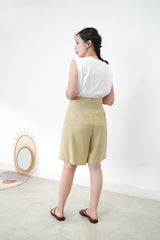 White pleats vest