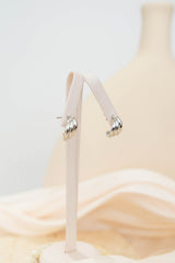 Minimal wave shape earings