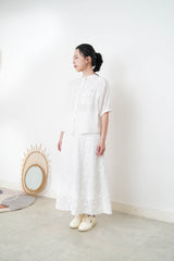 White shirt w/ detail pleats buttons