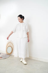 White shirt w/ detail pleats buttons