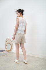 White wrinkle vest in elastic waistband