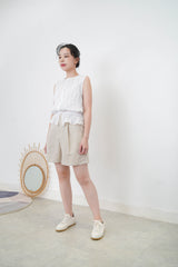 White wrinkle vest in elastic waistband