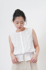 White wrinkle vest in elastic waistband