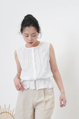 White wrinkle vest in elastic waistband