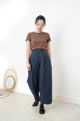 Brown tee top w/ contrast outline stitches