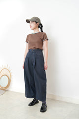 Brown tee top w/ contrast outline stitches