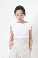 White flipped layer vest in asy. Cut