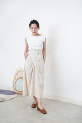 White flipped layer vest in asy. Cut