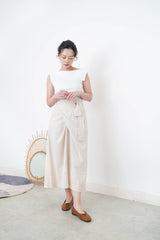 White flipped layer vest in asy. Cut