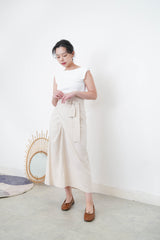 White flipped layer vest in asy. Cut