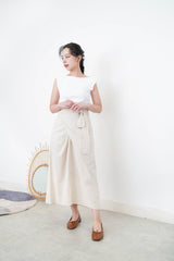 White flipped layer vest in asy. Cut