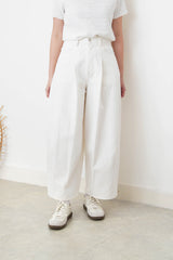White curve cut trousers w/ outline stitches