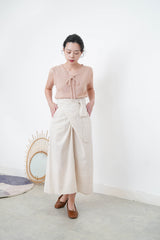 Knit vest w/ string details collar