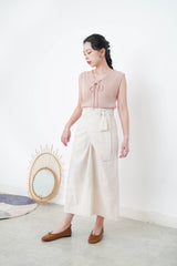 Knit vest w/ string details collar