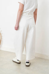 White curve cut trousers w/ outline stitches