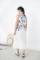 B/W stroke pattern vest