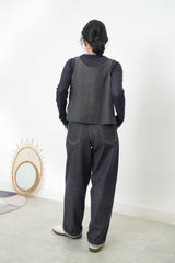 Grey button vest in round hem