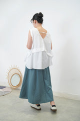 White vest with details pleats hem