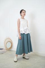 White vest with details pleats hem