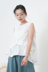 White vest with details pleats hem