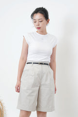 White minimal vest in round hem