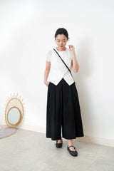 White minimal vest in split hem