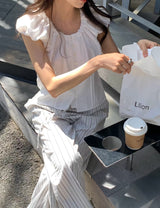 White stripes texture blouse in balloon sleeves