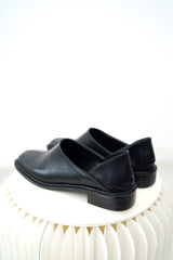 Black fine shape flats in square toe