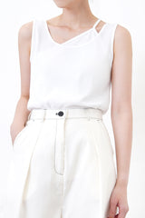 White chino short in outline stitching