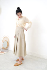 Oatmeal detail pleats skirt in side buckles