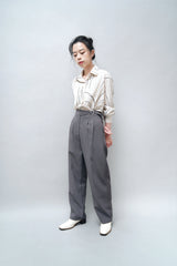 Grey pleated trousers w/ detail buckle