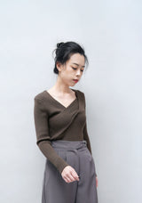 Grey pleated trousers w/ detail buckle