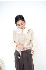 Ivory cotton blouse in details ruffle collar