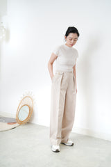 Beige pleats trouser w/ side pocket