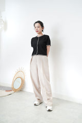 Beige pleats trouser w/ side pocket