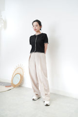 Beige pleats trouser w/ side pocket