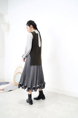 Grey pleats skirt in petal hem